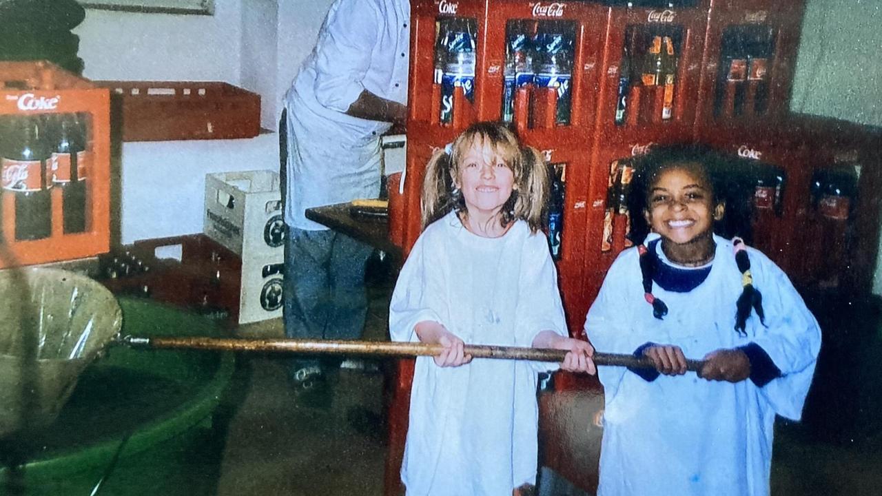 Zwei kleine Mädchen stehen mit einem Fischkescher in der Hand in einer Gaststätte. Sie strahlen in die Kamera. (Historisches Foto) Zwei kleine Mädchen stehen mit einem Fischkescher in der Hand in einer Gaststätte. Sie strahlen in die Kamera. (Historisches Foto)