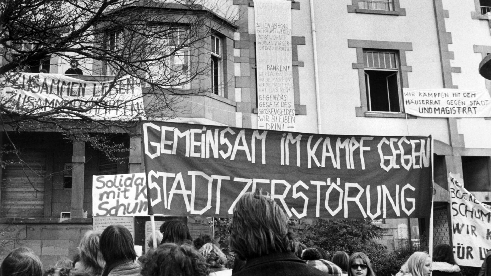 Demonstranten vor den Häusern in der Bockenheimer Landstraße 111 und 113. An dieser Stelle sollte ein 28stöckiges Bürogebäude entstehen. Rund 2000 Demonstranten zogen am 27.10.1973 durch Frankfurt am Main und forderten für die Bewohner mehrerer im Westend besetzten Häuser weiteres Wohnrecht, dass offiziell Ende des Monats enden würde. Demonstranten vor den Häusern in der Bockenheimer Landstraße 111 und 113. An dieser Stelle sollte ein 28stöckiges Bürogebäude entstehen. Rund 2000 Demonstranten zogen am 27.10.1973 durch Frankfurt am Main und forderten für die Bewohner mehrerer im Westend besetzten Häuser weiteres Wohnrecht, dass offiziell Ende des Monats enden würde.