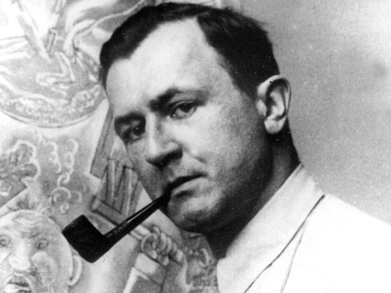 Der wohl bekannteste und schärfste Satiriker der 20er-Jahre, der Maler und Grafiker George Grosz, an der Staffelei (undatiert). 