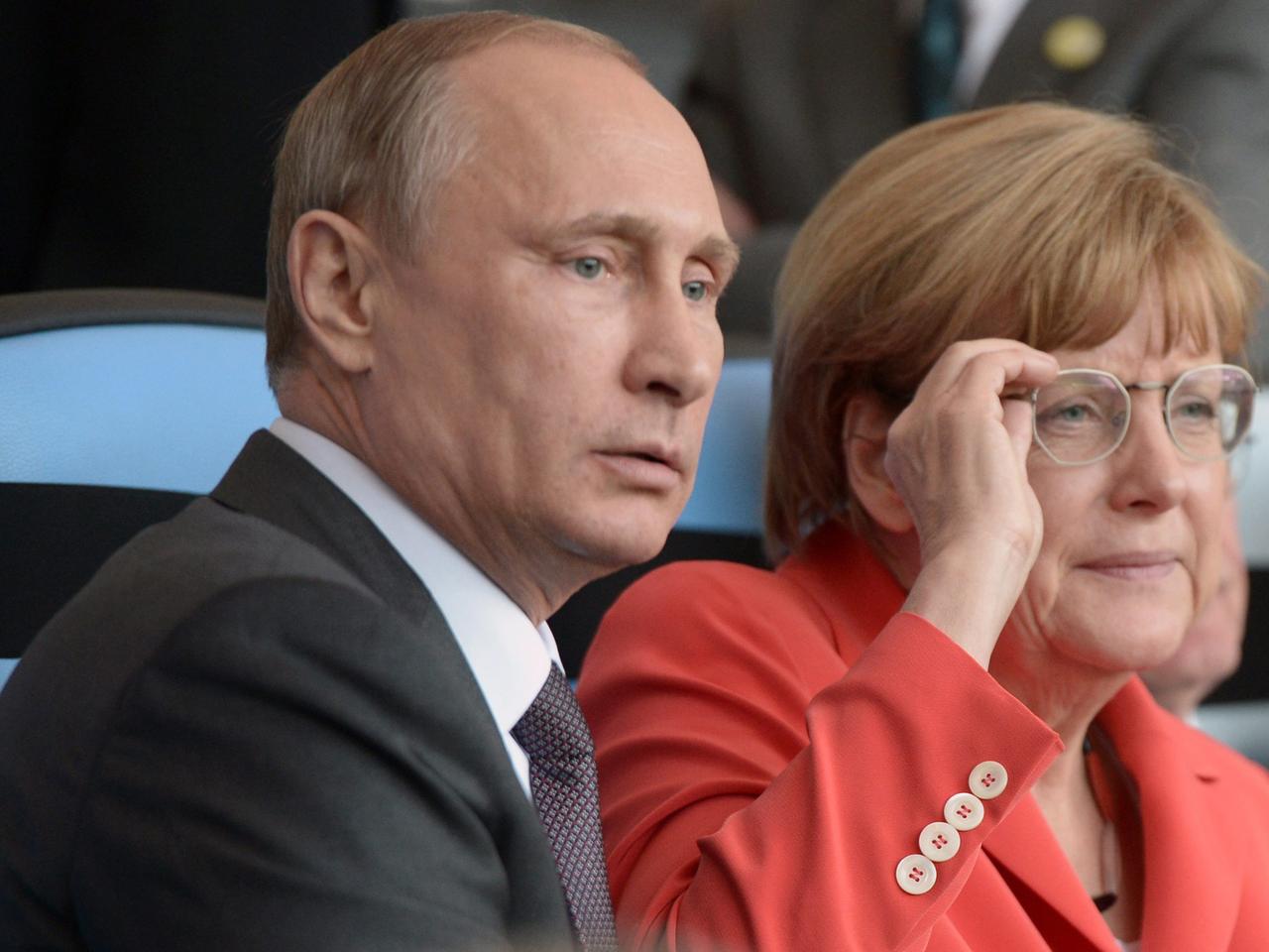 Beim Endspiel der Fußball-WM trafen Angela Merkel und Wladimir Putin zuletzt auseinander.