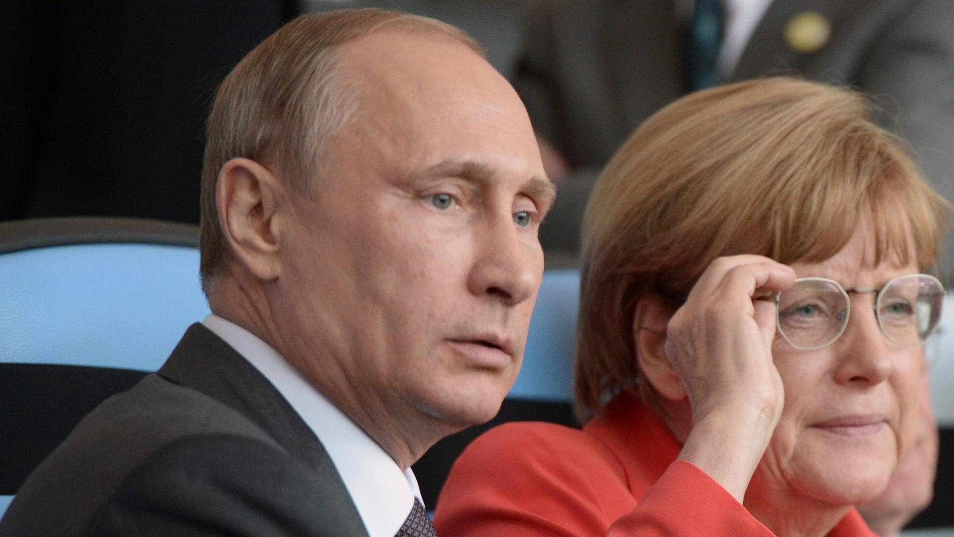 Wladimir Putin und Angela Merkel - hier beim Endspiel der Fußball-WM - treffen sich in Mailand Wladimir Putin und Angela Merkel - hier beim Endspiel der Fußball-WM - treffen sich in Mailand