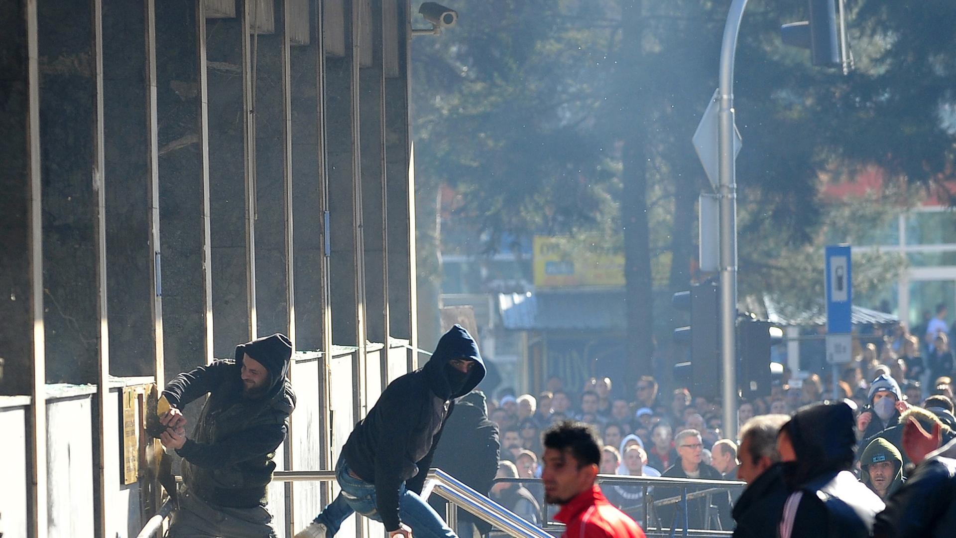 Demonstranten stürmen ein Regierungsgebäude in Tuzla am 7.2.2014. Demonstranten stürmen ein Regierungsgebäude in Tuzla am 7.2.2014.
