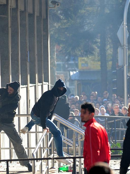 Demonstranten stürmen ein Regierungsgebäude in Tuzla am 7.2.2014.