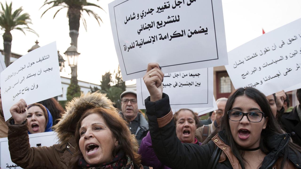 Demonstranten gegen Gewalt gegen Frauen in Rabat, Marokko 