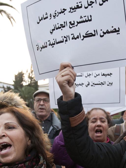 Demonstranten gegen Gewalt gegen Frauen in Rabat, Marokko