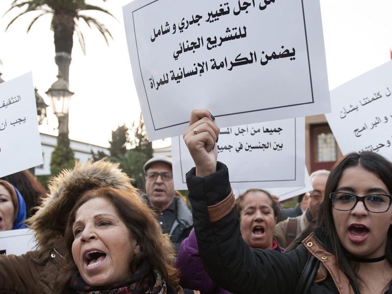 Demonstranten gegen Gewalt gegen Frauen in Rabat, Marokko