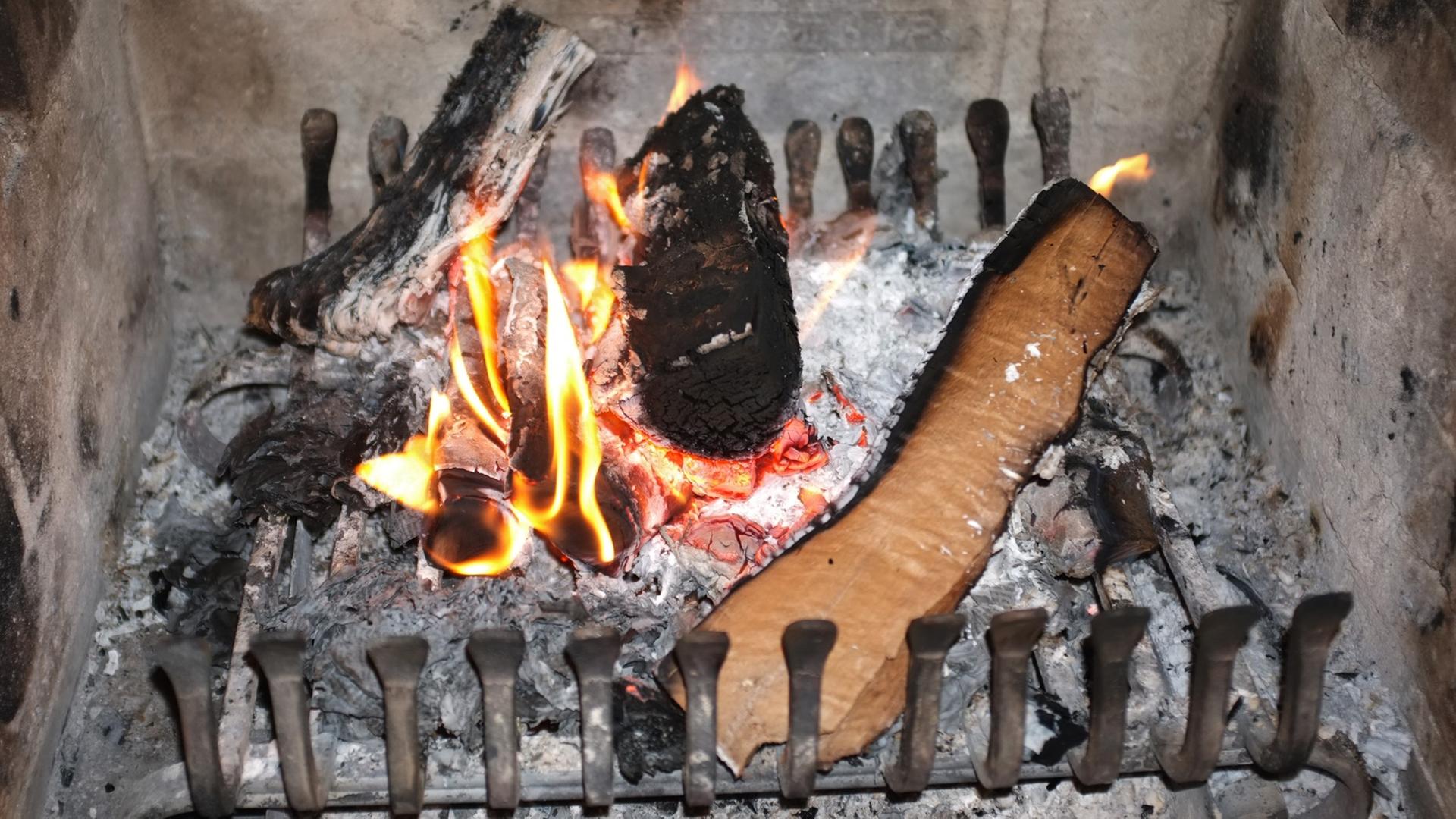 Ein brennender Kamin Ein brennender Kamin