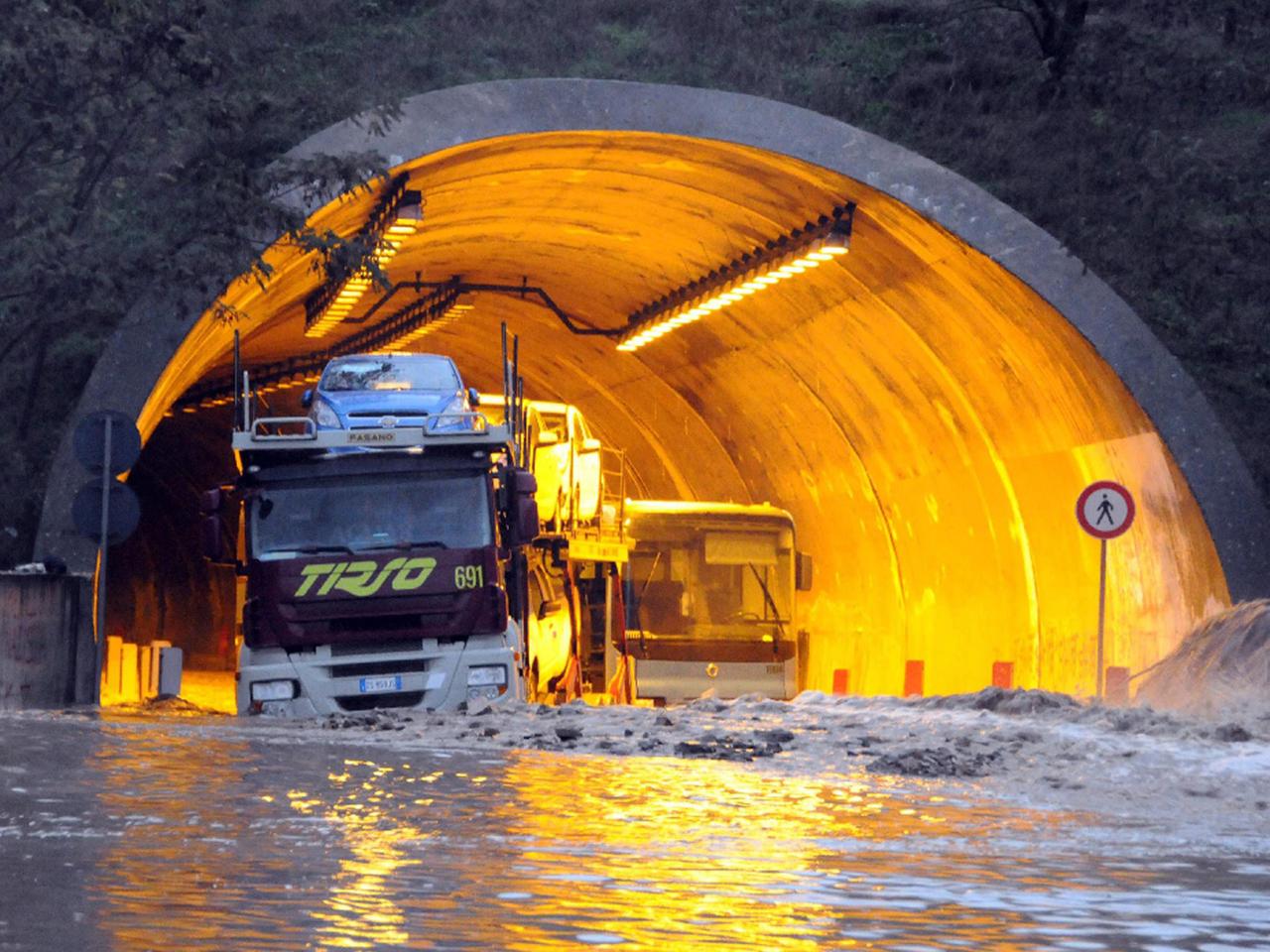 Ein LkW in einem überfluteten Tunnel auf Sardinien