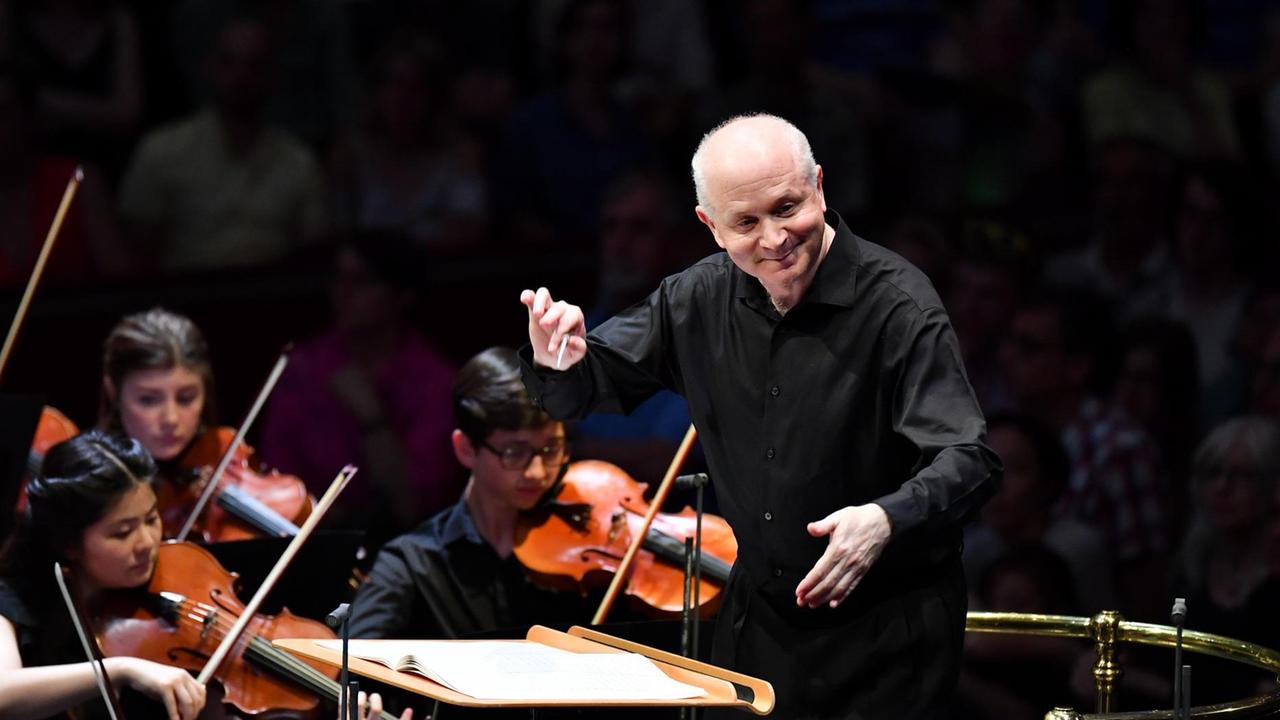 Der Komponist und Dirigent Sir George Benjamin, 2018 in der Royal Albert Hall, London Der Komponist und Dirigent Sir George Benjamin, 2018 in der Royal Albert Hall, London