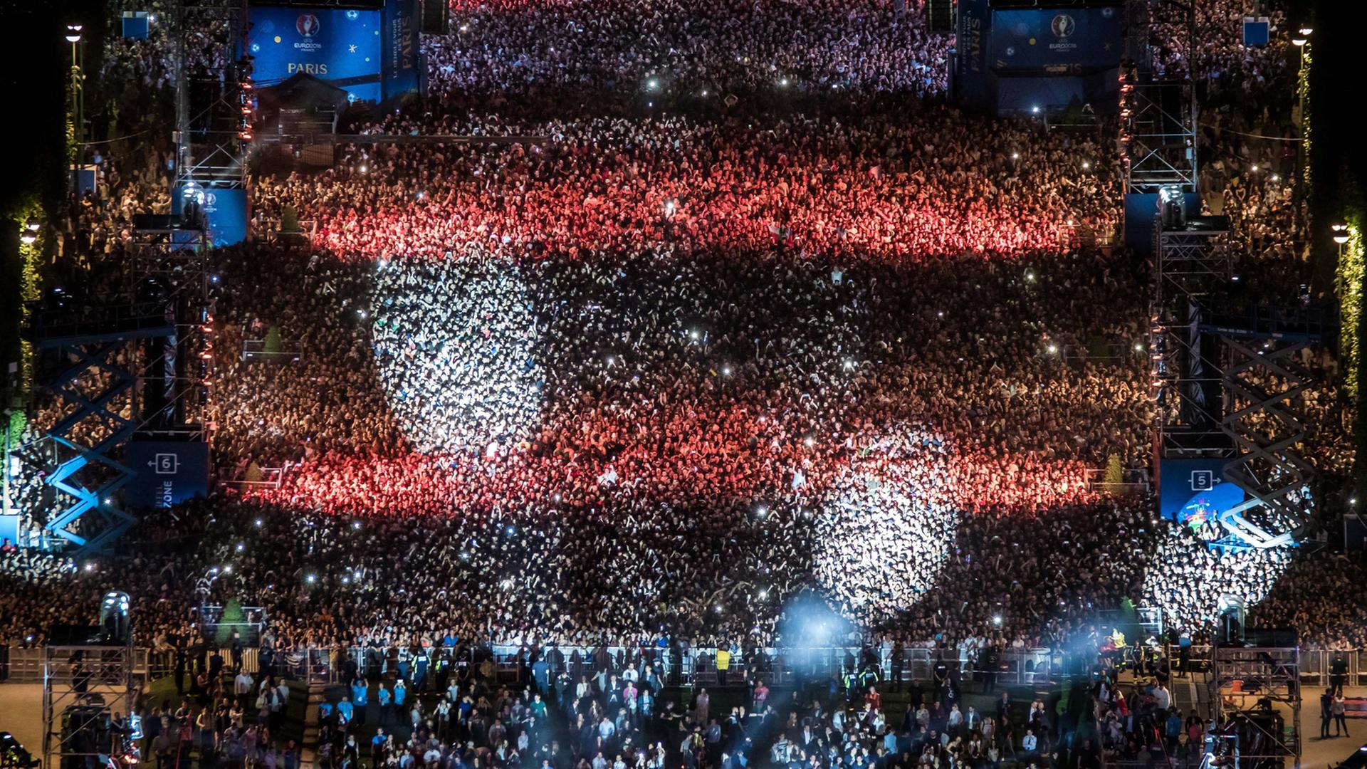 Fans verfolgen eine Pre-Opening-Show zur Fußball-EM in der Fanzone am Eiffelturm mit DJ David Guetta.