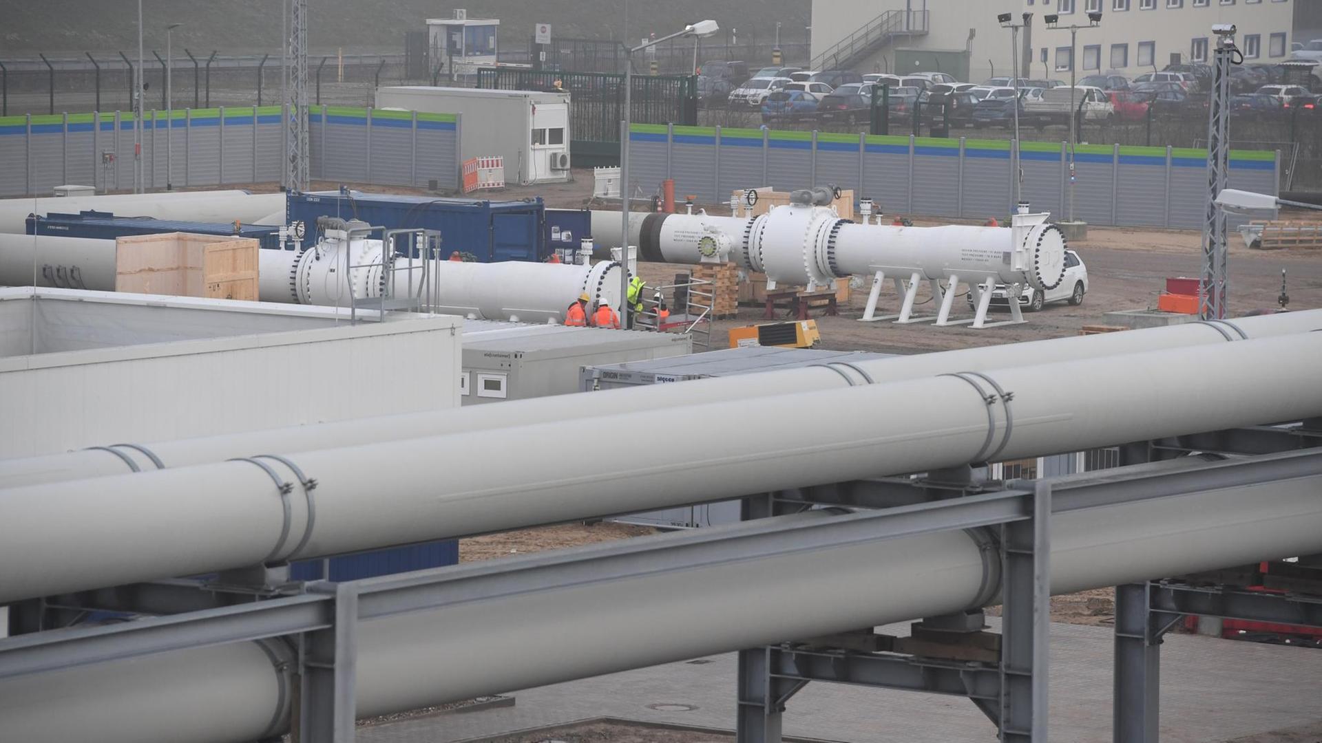 Arbeiter stehen auf der Baustelle der Empfangsstation der Ostseepipeline Nord Stream 2. Arbeiter stehen auf der Baustelle der Empfangsstation der Ostseepipeline Nord Stream 2.
