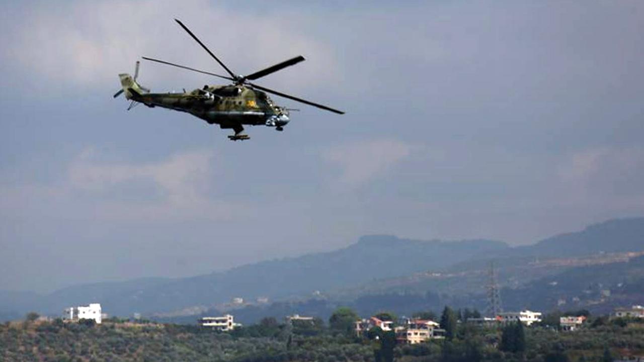 Ein russischer Helikopter fliegt über der Hmaimim-Militärbasis in Syrien Ein russischer Helikopter fliegt über der Hmaimim-Militärbasis in Syrien