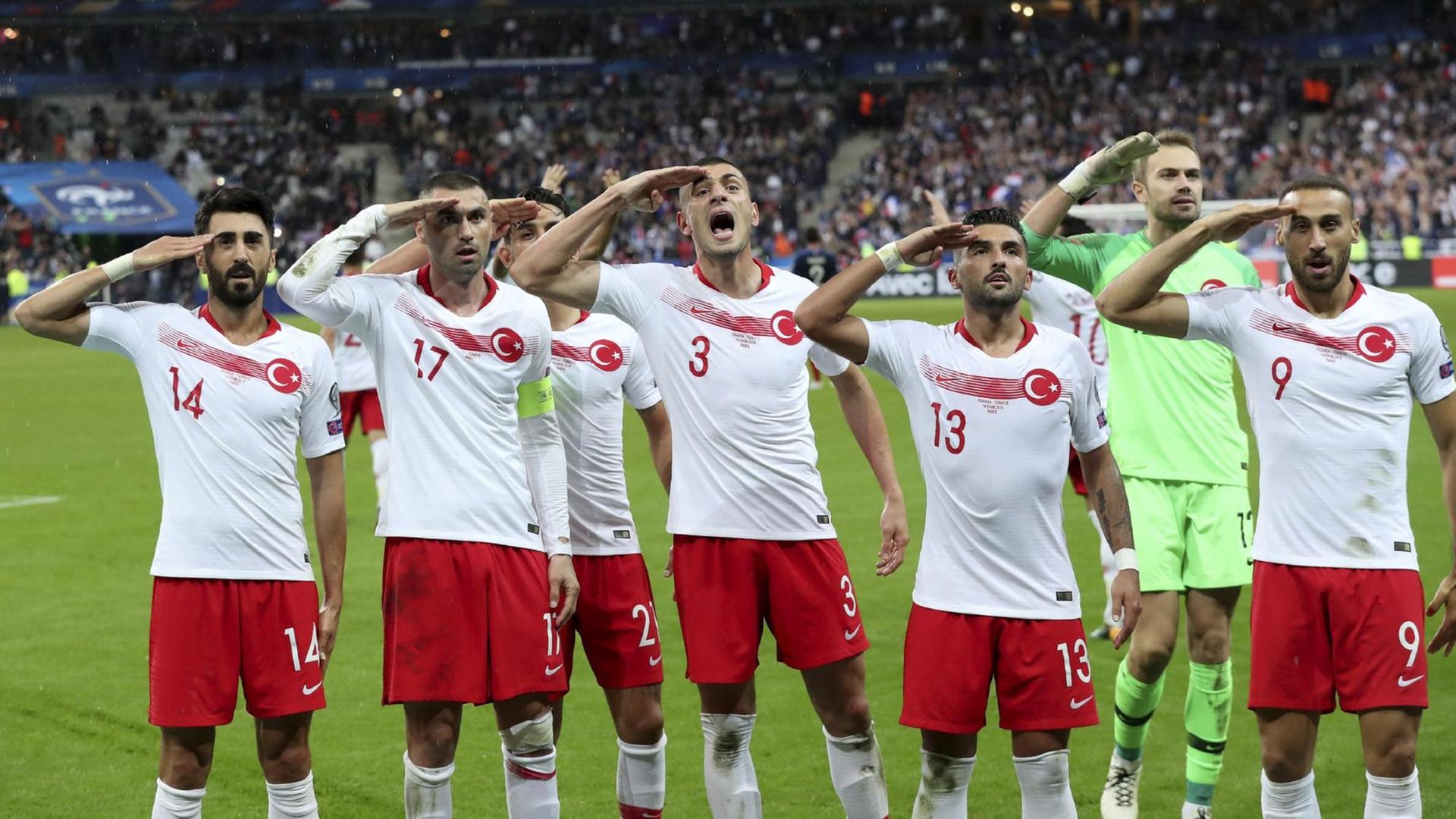 Türkische Fußball-Nationalspieler salutieren beim Torjubel im EM-Qualifikationsspiel gegen Frankreich.