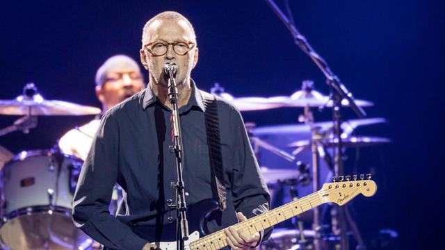 Der Gitarrist, Sänger und Musiker Eric Clapton bei einem Konzert am 02. Juli 2018 in der Lanxess Arena in Köln.