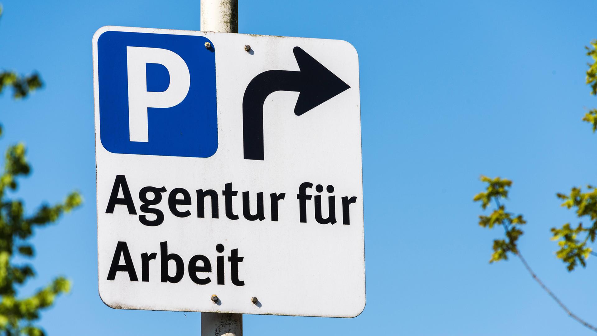 Parkplatz-Hinweisschild der Agentur für Arbeit in Kiel