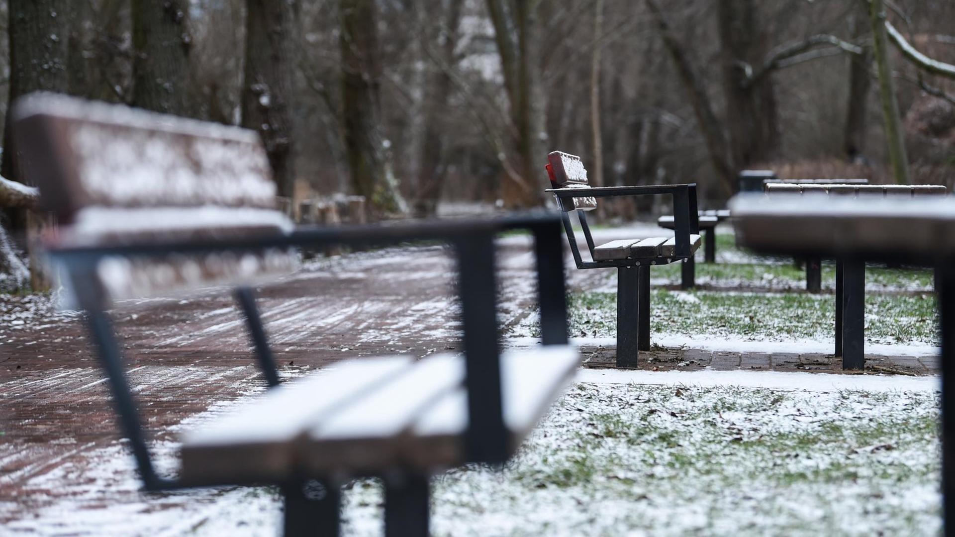 Auf leeren Bänken und Tischen an einem Spielplatz am Wuhleweg in Berlin-Köpenick liegt ein wenig Schnee Auf leeren Bänken und Tischen an einem Spielplatz am Wuhleweg in Berlin-Köpenick liegt ein wenig Schnee
