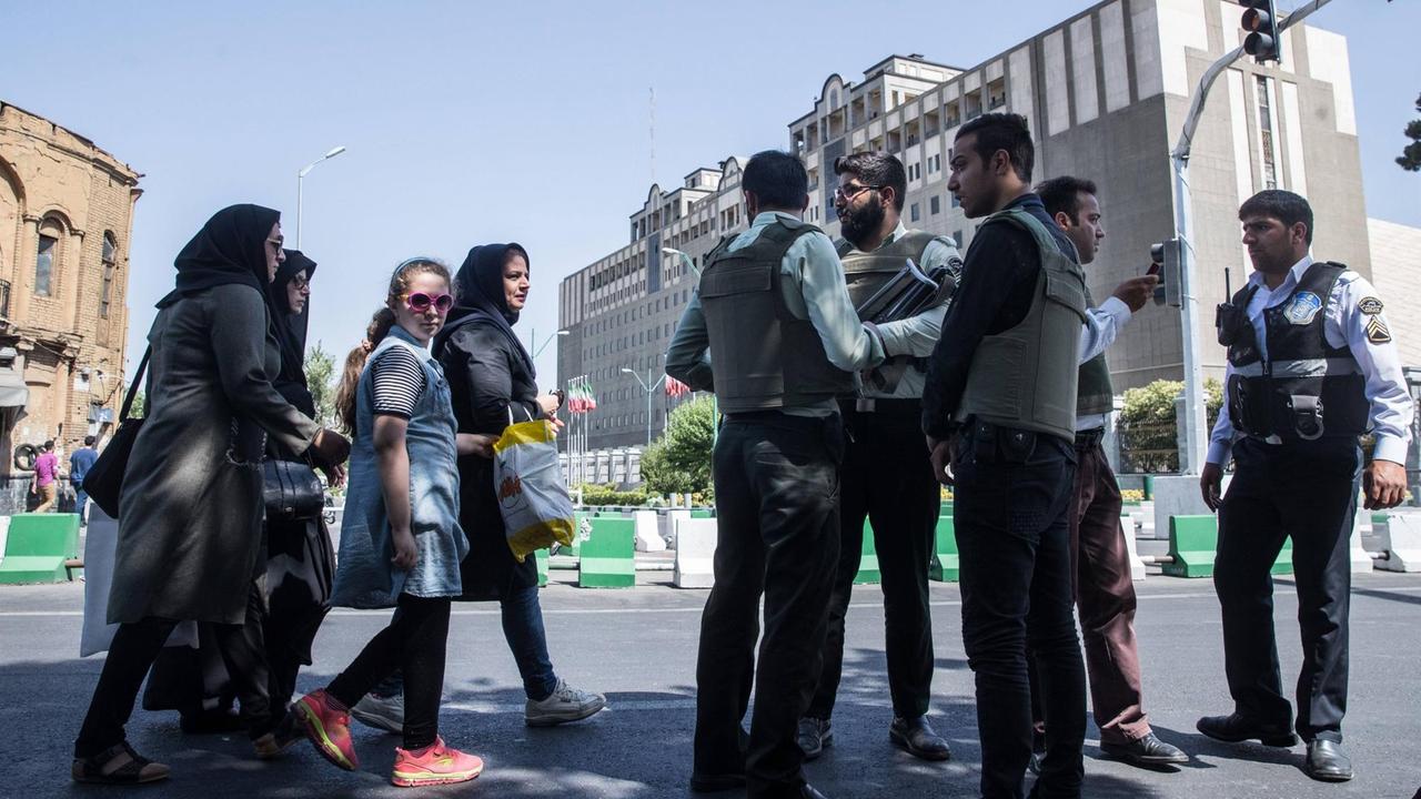 Iranische Polizeikräfte patrouillieren nach den Anschlägen in den Straßen von Teheran. Iranische Polizeikräfte patrouillieren nach den Anschlägen in den Straßen von Teheran.