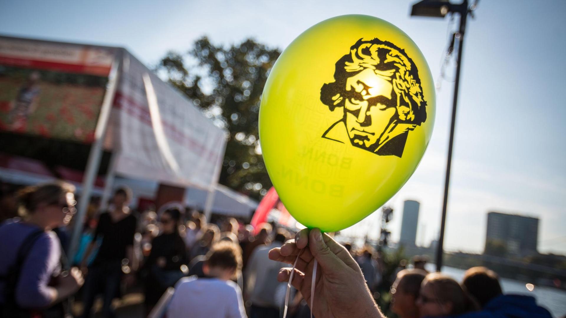 Das Konterfei von Ludwig van Beethoven auf einem Luftballon wird gegen die Sonne gehalten. Das Konterfei von Ludwig van Beethoven auf einem Luftballon wird gegen die Sonne gehalten.