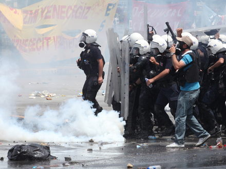 Türkische Sicherheitskräfte bei der Erstürmung des Taksim-Platzes Türkische Sicherheitskräfte bei der Erstürmung des Taksim-Platzes