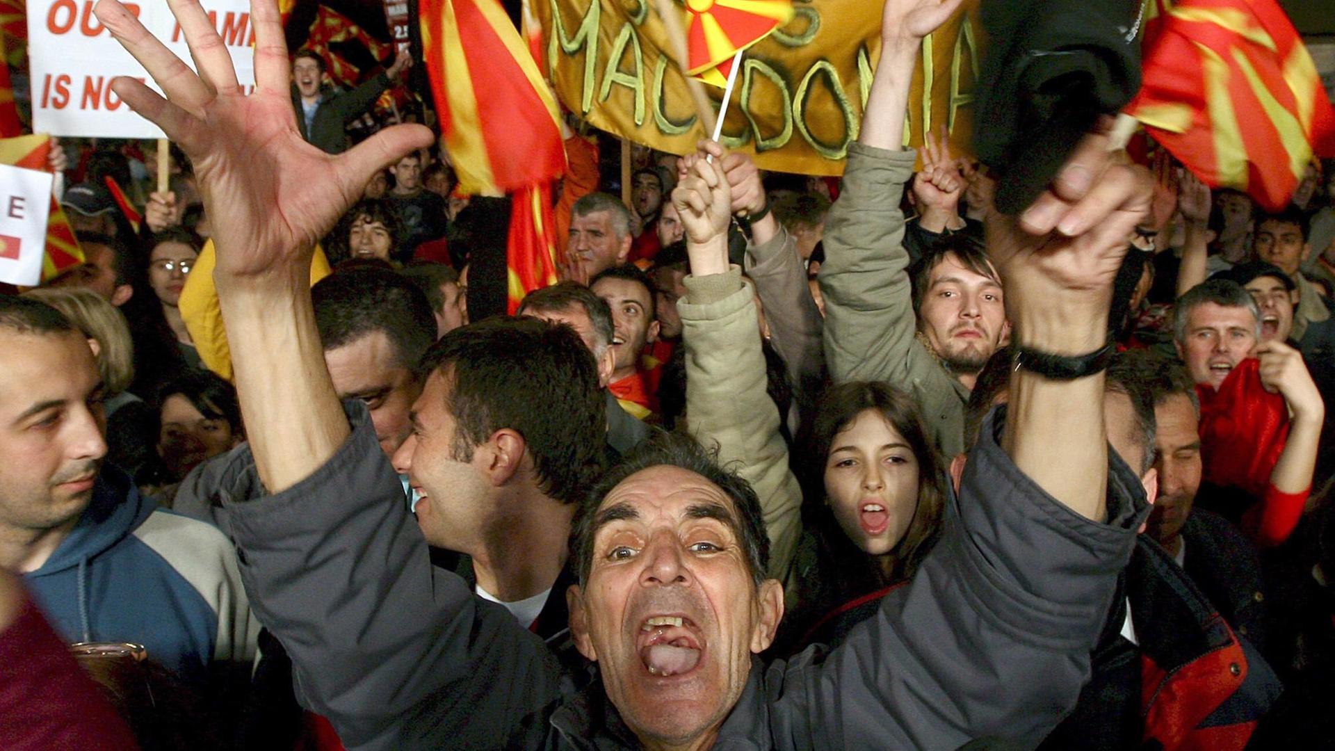 Mit Nationalflaggen wehende Mazedonier während eines Protests im Zentrum von Skopje gegen die Änderung ihres Landesnamens am 27. Februar 2008.