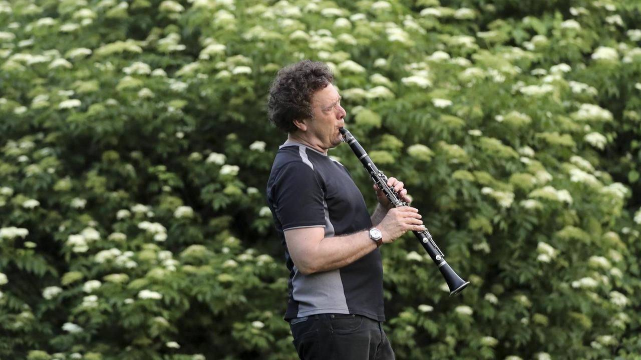 Der Musiker David Rothenberg spielt seine Klarinette mit geschlossenen Augen während eines Freiluftkonzerts im Brooklyn Botanic Garden in New York am 21. Juni 2017.