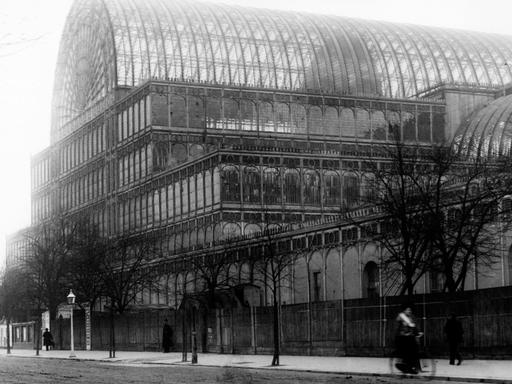 Der Mittelpunkt der "Großen Ausstellung" (Great Exhibition) in London im Jahr 1851 war der Crystal Palace. Der Architekt Sir Joseph Paxton erschuf mit dem Gebäude aus Gußeisen und Stahl ein Meisterwerk, das "wie ein plötzlich erstarrter Wasserfall" wirkte. Die Londoner Sehenswürdigkeit wurde 1936 durch einen verheerenden Brand zerstört. (Aufnahme von 1913).