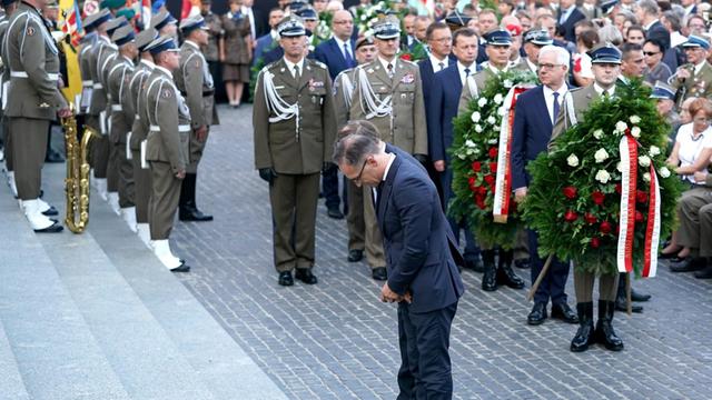 Heiko Maas (SPD), Außenminister, verneigt sich bei der Kranzniederlegung bei der Gedenkveranstaltung zum 75. Jahrestag Warschauer Aufstand