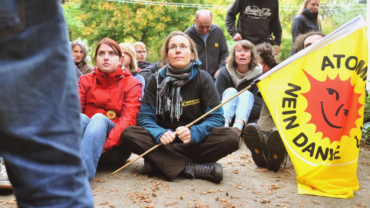 Atomkraftgegner im zivilen Ungehorsam. Die Bereitschaft, sich an solchen Aktionen zu beteiligen, nehme ab, sagt der Politikwissenschaftler Peter Grottian. Atomkraftgegner im zivilen Ungehorsam. Die Bereitschaft, sich an solchen Aktionen zu beteiligen, nehme ab, sagt der Politikwissenschaftler Peter Grottian.