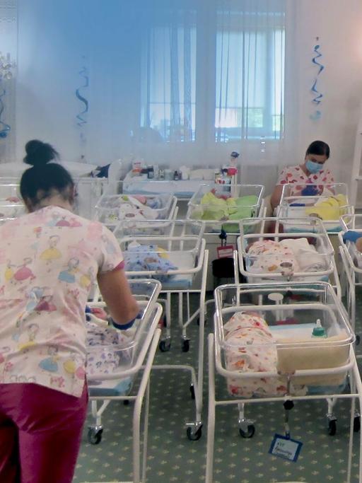 In einem Hotel am Stadtrand warten seit Mitte März Dutzende Leihmutterbabys wegen der im Zuge der Coronavirus-Quarantäne geschlossenen Grenzen auf die Abholung durch ihre ausländischen biologischen Eltern. In der Ukraine können wegen der Corona-Einschränkungen noch immer Dutzende Babys von Leihmüttern nicht von ihren ausländischen Eltern abgeholt werden. (zu dpa "Corona: Dutzende nicht abgeholte Leihmütter-Babys in der Ukraine")
