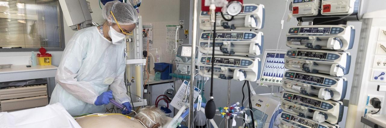 Medizinisches Personal betreut einen von Covid-19 betroffenen Patienten im Krankenhaus "Nouvel Hôpital Civil" in Straßburg. Medizinisches Personal betreut einen von Covid-19 betroffenen Patienten im Krankenhaus "Nouvel Hôpital Civil" in Straßburg.