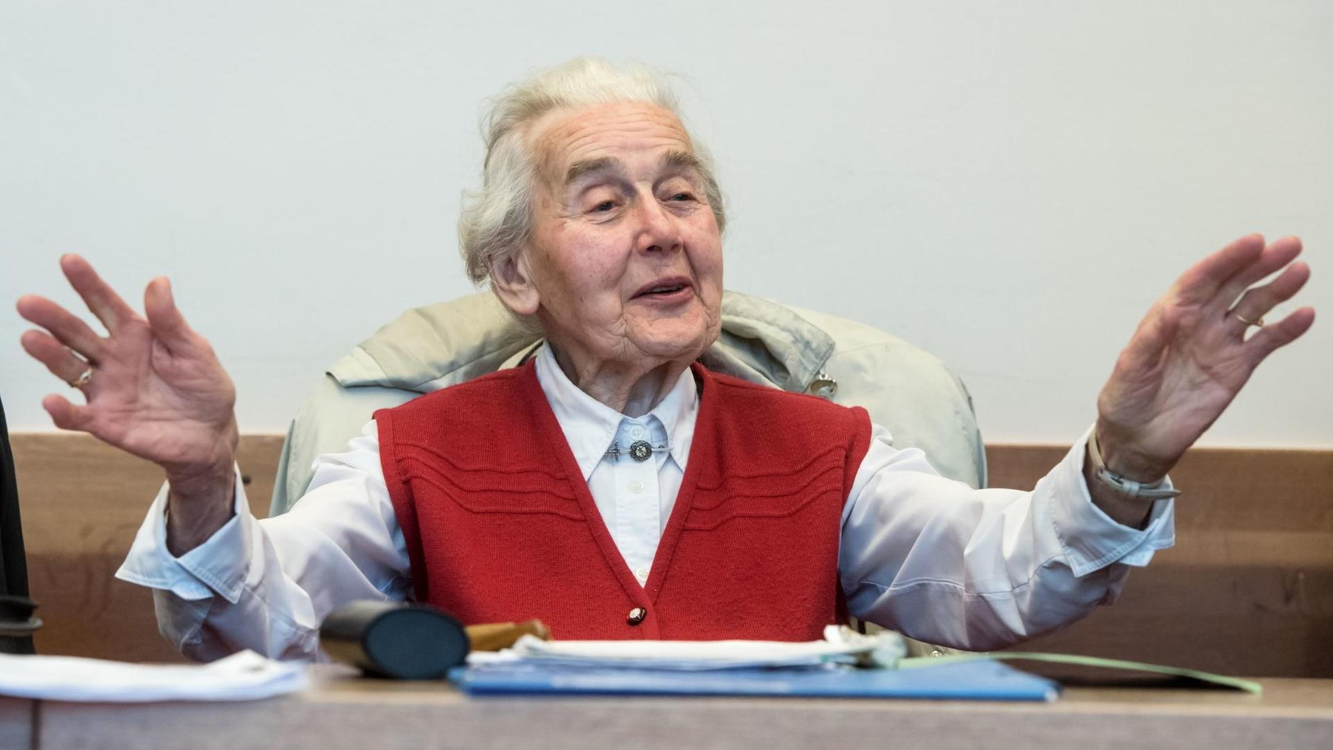 Die wegen Volksverhetzung angeklagte Ursula Haverbeck im Verhandlungssaal im Landgericht in Detmold Die wegen Volksverhetzung angeklagte Ursula Haverbeck im Verhandlungssaal im Landgericht in Detmold