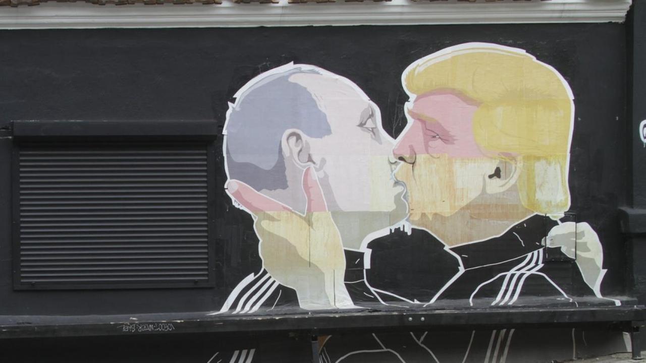 Ein Graffiti in Vilnius (Litauen), auf US-Präsident Trump und der russische Präsident Putin sich küssen. Ein Graffiti in Vilnius (Litauen), auf US-Präsident Trump und der russische Präsident Putin sich küssen.