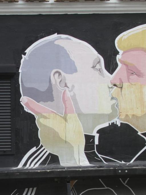 Ein Graffiti in Vilnius (Litauen), auf dem Donald Trump und der russische Präsident Putin sich küssen.
