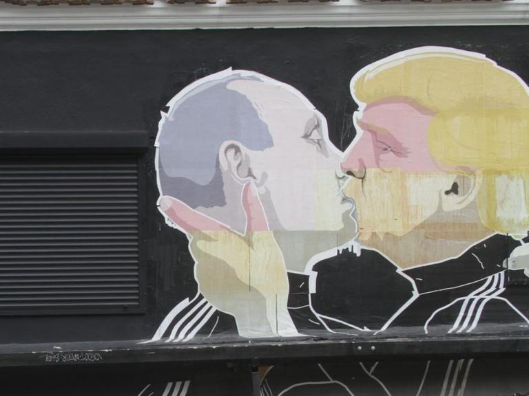 Ein Graffiti in Vilnius (Litauen), auf dem Donald Trump und der russische Präsident Putin sich küssen.