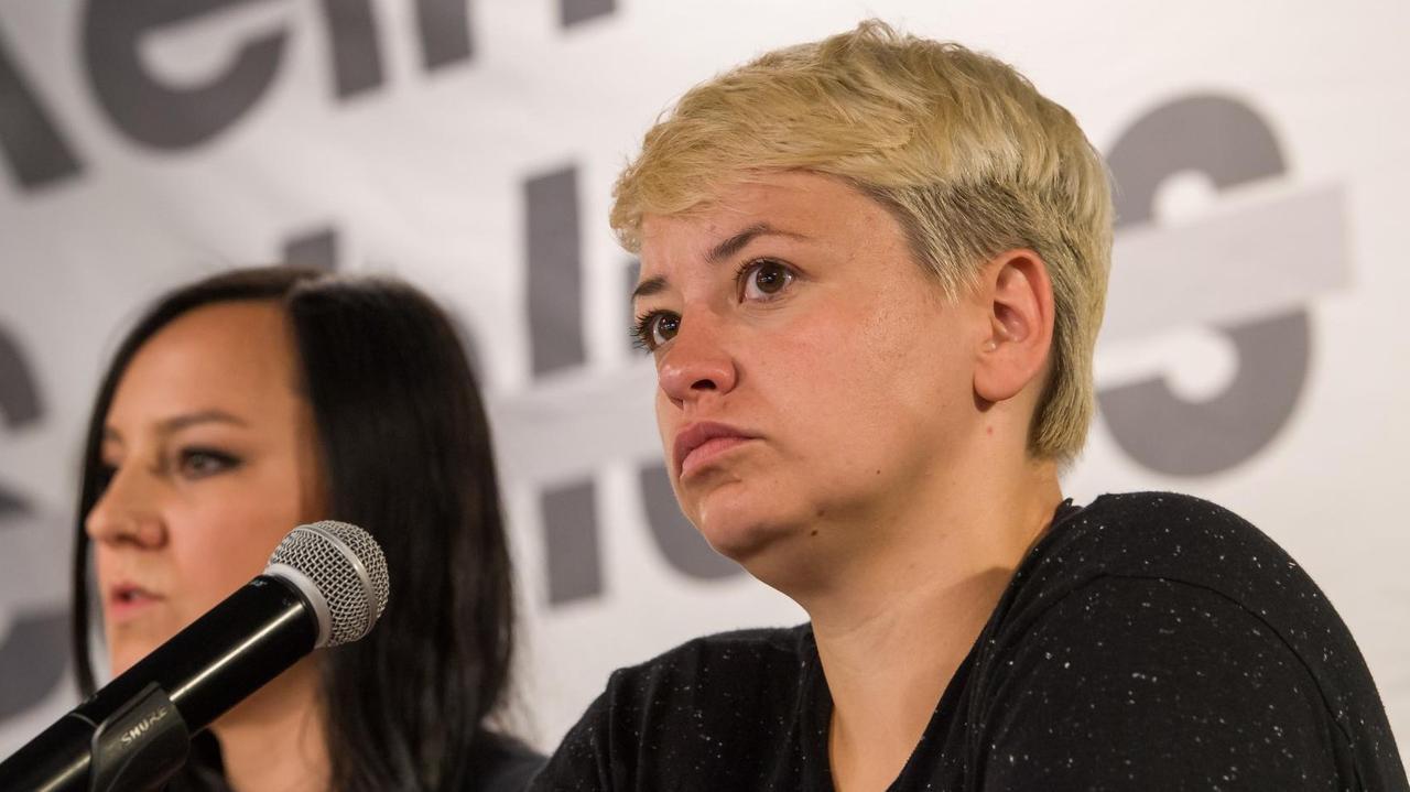 Caro Keller (r), NSU-Watch, nimmt am, 10. Juli 2018, einen Tag vor der Urteilsverkündigung im NSU-Prozess, an einer Pressekonferenz zur Kampagne "Kein Schlussstrich" teil. Links sitzt Patrycja Kowalska, Münchner Bündnis gegen Naziterror und Rassismus. Foto: Peter Kneffel/dpa | Verwendung weltweit Caro Keller (r), NSU-Watch, nimmt am, 10. Juli 2018, einen Tag vor der Urteilsverkündigung im NSU-Prozess, an einer Pressekonferenz zur Kampagne "Kein Schlussstrich" teil. Links sitzt Patrycja Kowalska, Münchner Bündnis gegen Naziterror und Rassismus. Foto: Peter Kneffel/dpa | Verwendung weltweit