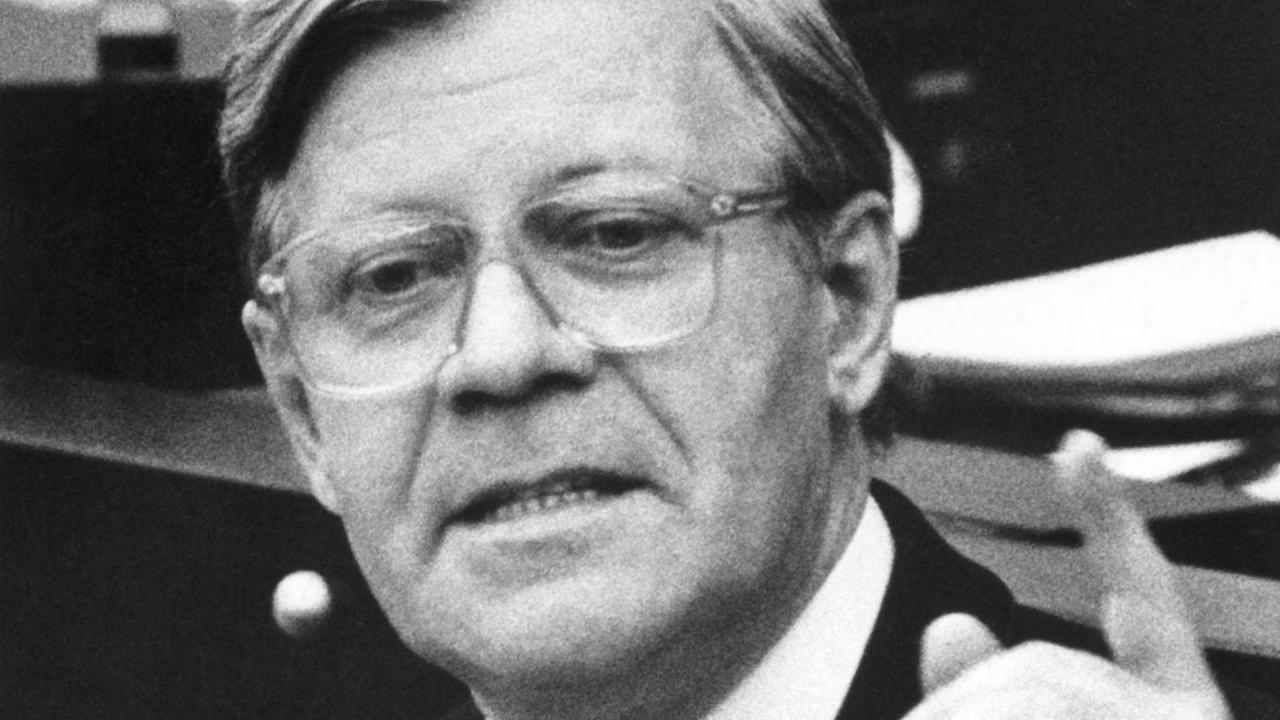 Mit scharfen Worten fordert Bundeskanzler Helmut Schmidt (SPD) am 11.12.1979 im Deutschen Bundestag in Bonn den Kanzlerkandidaten der Union, Strauß, dazu auf, mit der Schwarzmalerei aufzuhören. Mit scharfen Worten fordert Bundeskanzler Helmut Schmidt (SPD) am 11.12.1979 im Deutschen Bundestag in Bonn den Kanzlerkandidaten der Union, Strauß, dazu auf, mit der Schwarzmalerei aufzuhören.