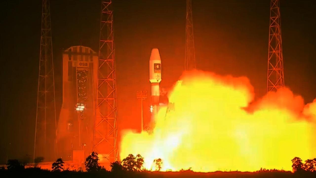 Eine Sojus-Rakete mit zwei neuen Satelliten für das europäische Navigationssystem Galileo startet vom Weltraumbahnhof Kourou. 