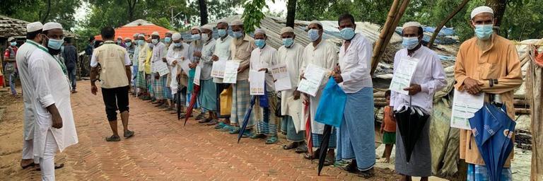 Rohingya-Flüchtlinge in Bangladesch warten auf eine Impfung gegen dasCoronavirus.
Rohingya-Flüchtlinge in Bangladesch warten auf eine Impfung gegen dasCoronavirus.
