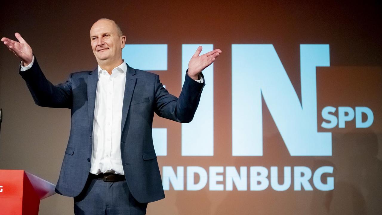 Dietmar Woidke, Vorsitzender der SPD Brandenburg, gestikuliert beim Landesparteitag nach seiner Rede. Dietmar Woidke, Vorsitzender der SPD Brandenburg, gestikuliert beim Landesparteitag nach seiner Rede.