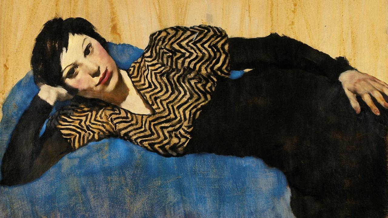 Gemälde einer liegenden Frau auf einem blauen Sofa.