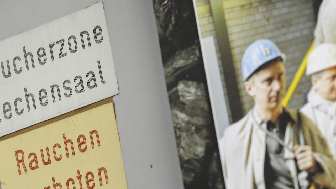 Im Bergwerk Saar der "RAG Deutsche Steinkohle" in Ensdorf im Saarland hängt neben zwei Schildern ein Foto mit ehemaligen Arbeitern Im Bergwerk Saar der "RAG Deutsche Steinkohle" in Ensdorf im Saarland hängt neben zwei Schildern ein Foto mit ehemaligen Arbeitern