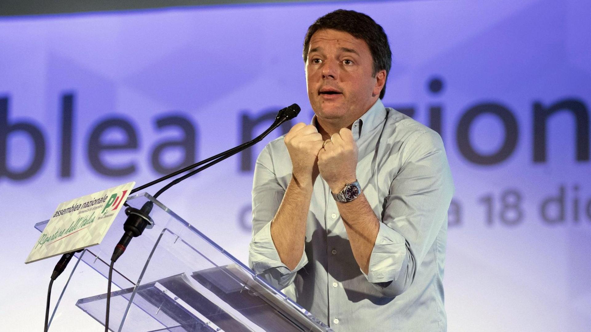 Ehemaliger italienischer Premierminister Matteo Renzi hält eine Rede auf der Nationalversammlung der PD in Rom, am 18. Dezember 2016 Ehemaliger italienischer Premierminister Matteo Renzi hält eine Rede auf der Nationalversammlung der PD in Rom, am 18. Dezember 2016