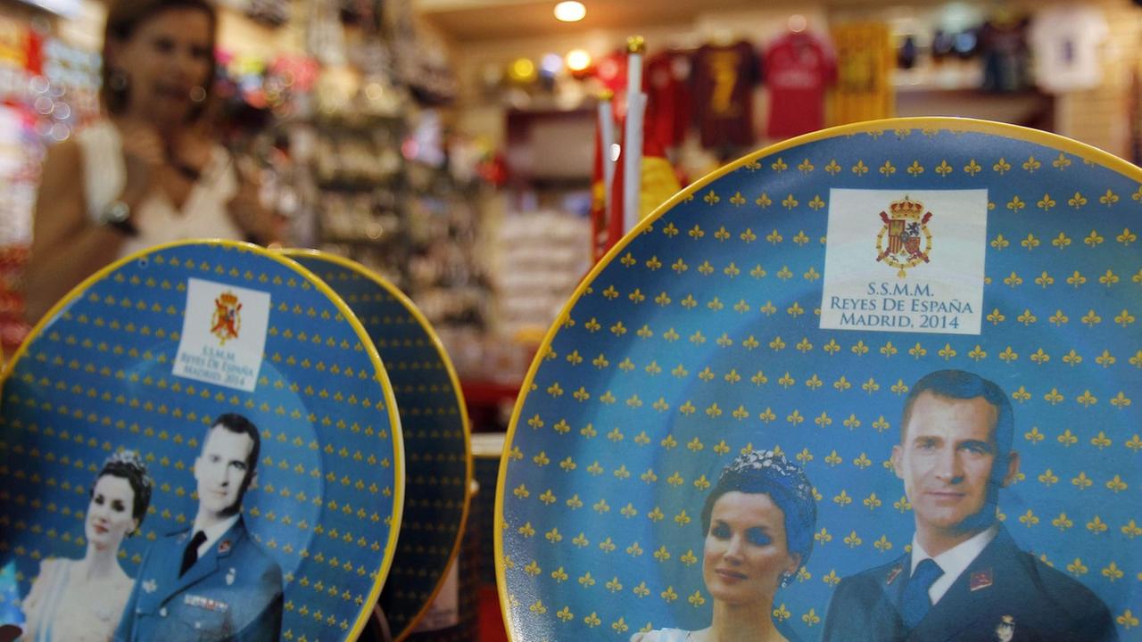 Teller mit den Konterfreis von Felipe und Letizia stehen in einem Souvenirladen in Madrid. Teller mit den Konterfreis von Felipe und Letizia stehen in einem Souvenirladen in Madrid.