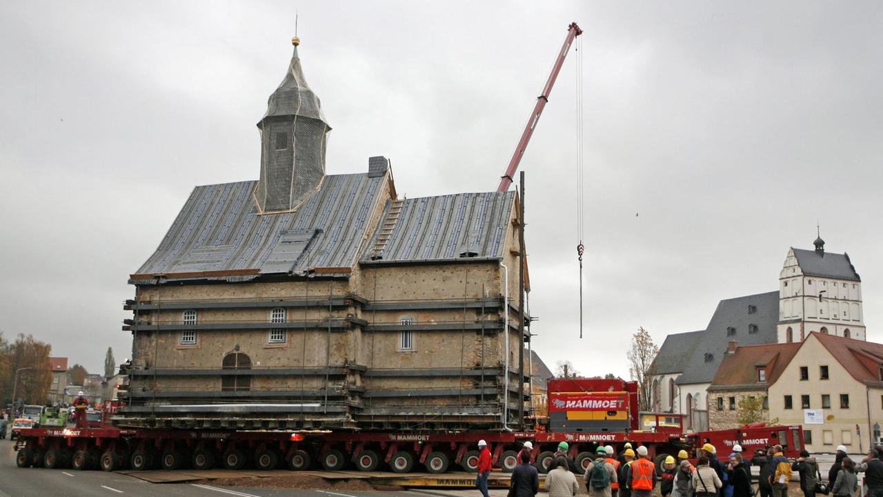 Die Heuersdorfer Emmauskirche wird auf einem Transporter durch Borna gefahren. Die Heuersdorfer Emmauskirche wird auf einem Transporter durch Borna gefahren.