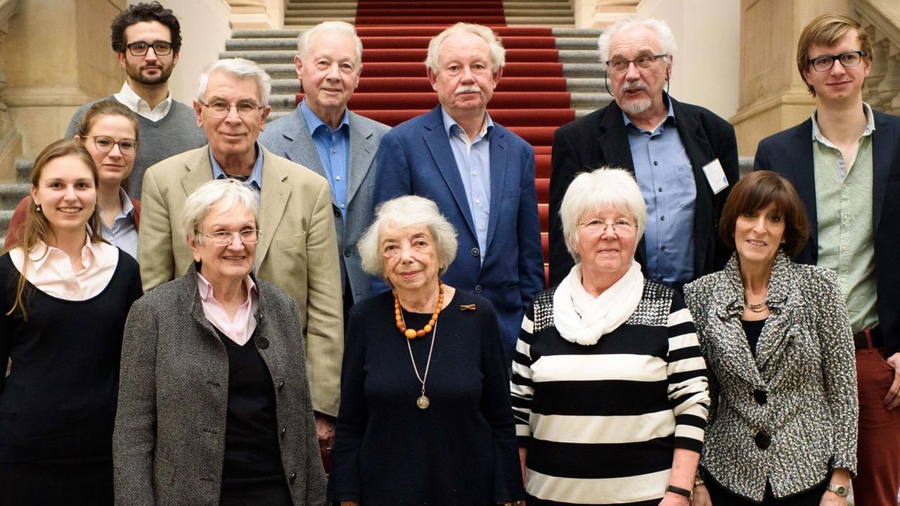 Die Preisträger des German Jewish History Awards Dorothea Ludwig (l-r), Pia Sösemann, Fabian Herbst, Karl und Hanna Britz, Horst Moog, Margot Friedländer, Harald Roth, Brunhilde Stürmer, Volker Mall, die Präsidentin der Jury, Karen Franklin, und Simon Warnach stellen sich am 22.01.2018 in Berlin nach einer Pressekonferenz zur Preisverleihung zum Gruppenbild. Die Preisträger des German Jewish History Awards Dorothea Ludwig (l-r), Pia Sösemann, Fabian Herbst, Karl und Hanna Britz, Horst Moog, Margot Friedländer, Harald Roth, Brunhilde Stürmer, Volker Mall, die Präsidentin der Jury, Karen Franklin, und Simon Warnach stellen sich am 22.01.2018 in Berlin nach einer Pressekonferenz zur Preisverleihung zum Gruppenbild.