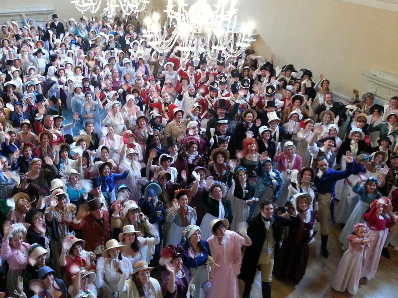 550 Menschen in Regency-Kostümen halten den Rekord in Bath. 550 Menschen in Regency-Kostümen halten den Rekord in Bath.