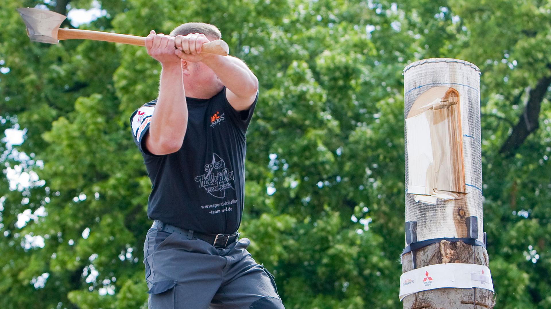 Der Sportholzfäller Rene Heims (Mecklenburg-Vorpommern) in Aktion am Samstag (11.07.2009) beim Vorentscheid zur Deutschen Meisterschaft der Stihl Timbersports Series in Frankfurt (Oder). Der Sportholzfäller Rene Heims (Mecklenburg-Vorpommern) in Aktion am Samstag (11.07.2009) beim Vorentscheid zur Deutschen Meisterschaft der Stihl Timbersports Series in Frankfurt (Oder).