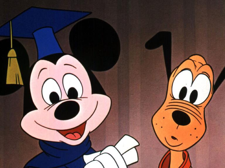 Micky Maus, die wohl populärste Zeichentrick-Figur der Walt Disney-Studios, in einer Szene mit dem Hund Pluto (undatierte Aufnahme).