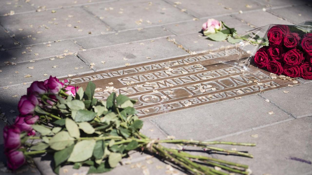 Gedenkstein für den 1986 ermordeten schwedischen Ministerpräsidenten Olof Palme - eingelassen in das Trottoir der Stockholmer Straße Sveavägen. Gedenkstein für den 1986 ermordeten schwedischen Ministerpräsidenten Olof Palme - eingelassen in das Trottoir der Stockholmer Straße Sveavägen.
