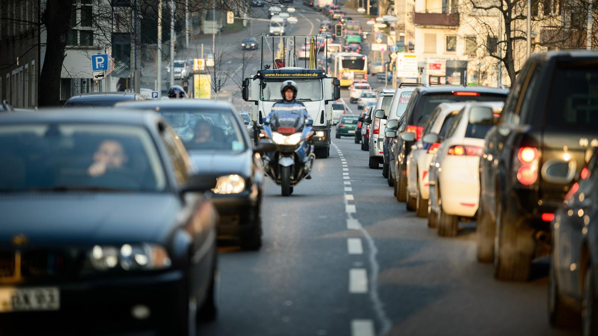 Autos fahren durch die Innenstadt. Autos fahren durch die Innenstadt.
